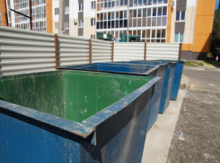 С ножом и битой двое 20-летних волгоградцев накинулись на мужчин из-за замечания о мусоре