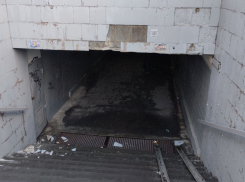 «Боюсь, что меня там зарежут»: пешеходный переход рушится около пересадочного узла на севере Волгограда 