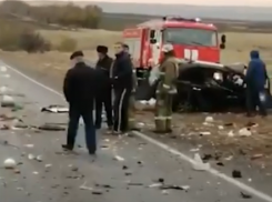 На видео попали страшные последствия аварии с двумя погибшими в Волгоградской области