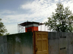 Ко Дню Победы памятник в Волгограде огородили забором и закрыли на замок