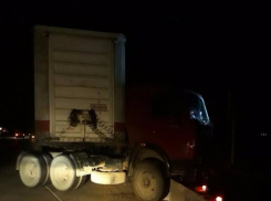 На трассе под Волгоградом КАМАЗ протаранил легковушку и ограждение