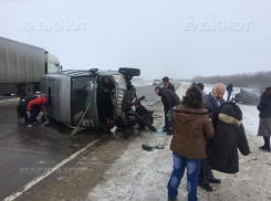 Сотрудники МЧС освободили водителя из сплющенной в «гармошку» ВАЗ-2110 под Волгоградом