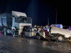 Появилось видео с места гибели подростка в страшной аварии с фурой под Волгоградом 