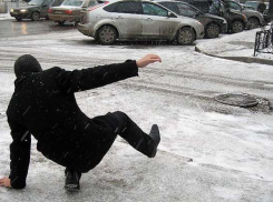 Каток образовался из-за порыва водопровода в Краснооктябрьском районе Волгограда 