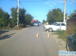 Волгоградский мотоциклист врезался в стоявшую «Волгу»