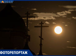 Роскошная Суперлуна взошла вечером 7 октября в небе над Волгоградом