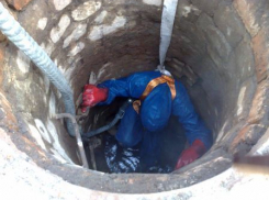 Волгоградские спасатели вызволили из колодца 42-летнюю женщину