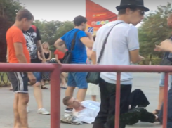 Волгоградец без причины ударил девушку и был «выключен» ударом случайного прохожего