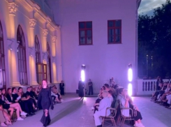 Модное дефиле устроили под открытым небом у «Победы» в Волгограде