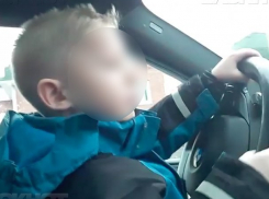 В Волжском отец похвастался 5-летним сыном, умеющим водить BMW