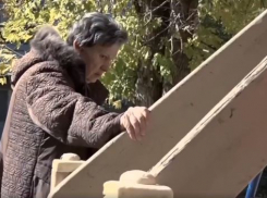 Волгоградка выгнала мать-пенсионерку жить на детскую площадку