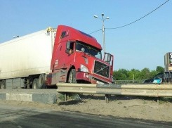 В Волгограде неуправляемый грузовик едва не спровоцировал серьезную аварию