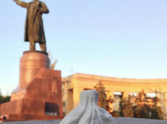 В День города в Волгограде открыли памятник хинкалине