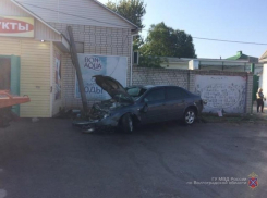Водитель Audi протаранил забор магазина со столбом, чуть не угробив троих человек в Михайловке