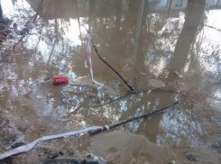 Стало известно, когда устранят прорыв трубы, мешающий людям выйти из дома в Гумраке
