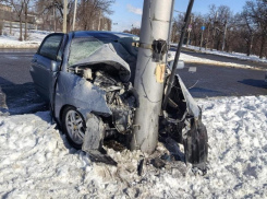 Водитель Suzuki «намотался» на столб под Волгоградом 