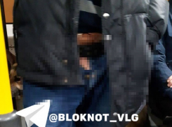 Пассажир с выпирающим из штанов отростком возмутил волгоградок