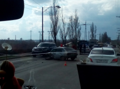 В Волгограде свадебный кортеж протаранил грузовик