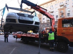 В Волгограде эвакуатор активно «расчищает» дорогу около Ворошиловского торгового центра