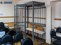 Сотрудника волгоградской колонии поймали на проходной с наркотиками