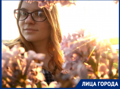 «Батя, не жюжжи»: девушка решила не переезжать в Москву и стала водить экскурсии по стрит-арту Волгограда