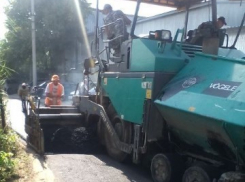 В Волгограде на трех улицах появился новый асфальт