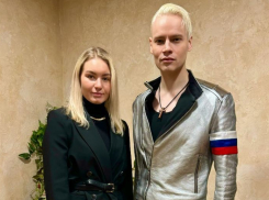 Элегантная блондинка стала особой гостьей  SHAMANа на концерте в Волгограде 