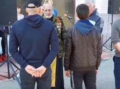 «Сегодня жребий выпал идти вам»: проводы мобилизованных под Волгоградом попали на видео