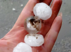 Стихия с гигантским градом и ливнем обрушилась на Волгоградскую область