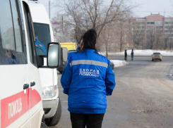 Тело мужчины в домашних тапочках  обнаружили под окнами многоэтажки в Волгограде