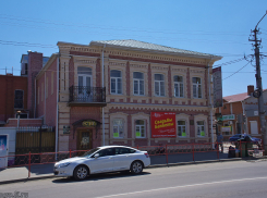 В Камышине внедорожник протаранил ресторан «Купец»