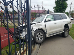 Волгоградка на Toyota Land Cruise протаранила забор стадиона в Борисоглебске