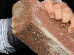 Волгоградец ударил кирпичом по голове 74-летнюю пенсионерку