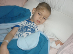 В Волгограде мать 5-летнего малыша просит спасти его от редчайшей болезни