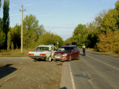 Трое человек попали в больницу из-за столкновения «Волги» и Skoda под Волгоградом