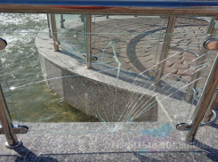 Мальчик на самокате разбил ограждение возле фонтана у «Юности» в Волжском