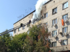 В Волгограде борются с пожаром в 5-этажном общежитии
