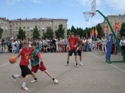 Юные волгоградцы сыграли в уличный баскетбол