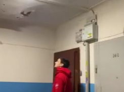 Чинили трубы, а сломали крышу: в Волгограде после капремонта рассыпаются дома