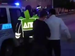 Толпа молодежи напала на полицейских под Волгоградом: видео