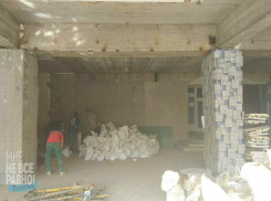 Не смогли сохранить, но пытались: мозаика «Люди в белых халатах» навсегда исчезнет из волжской больницы имени Фишера