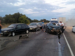 Под Волгоградом скутерист устроил двойное ДТП с Volkswagen и Kia