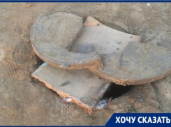 «У кого-то один люк открыт, а у нас целых три»: на опасные люки у входа в школу №54 жалуется волгоградка