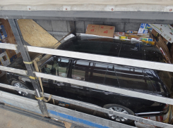 Range Rover Vogue обнаружен под Волгоградом в большегрузе за коробками из-под бананов 