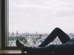 В Волжском мужчина выпал из окна 4-го этажа 