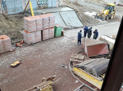 Об обрыве крюка на заполненной рабочими стройке сообщают волгоградцы
