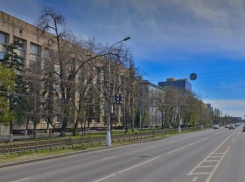 УК заплатит волгоградцу более 200 тысяч за упавший на авто камень