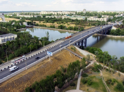 Мужчина разбился, упав с моста в Волгограде