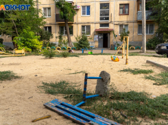 Семилетний ребенок выпал из окна 4-го этажа в Волжском