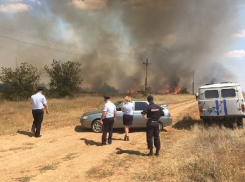 Кладбище и дачи охвачены пожаром под Волгоградом